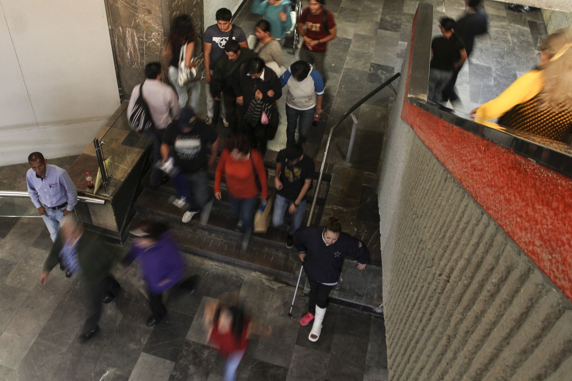 Personas con discapacidad visual ganan amparo de la SCJN contra el Metro de CDMX