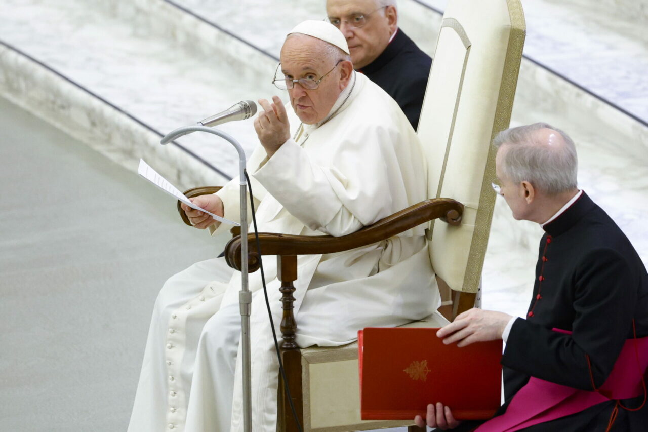 Papa Francisco retoma su agenda tras pasar un día con fiebre