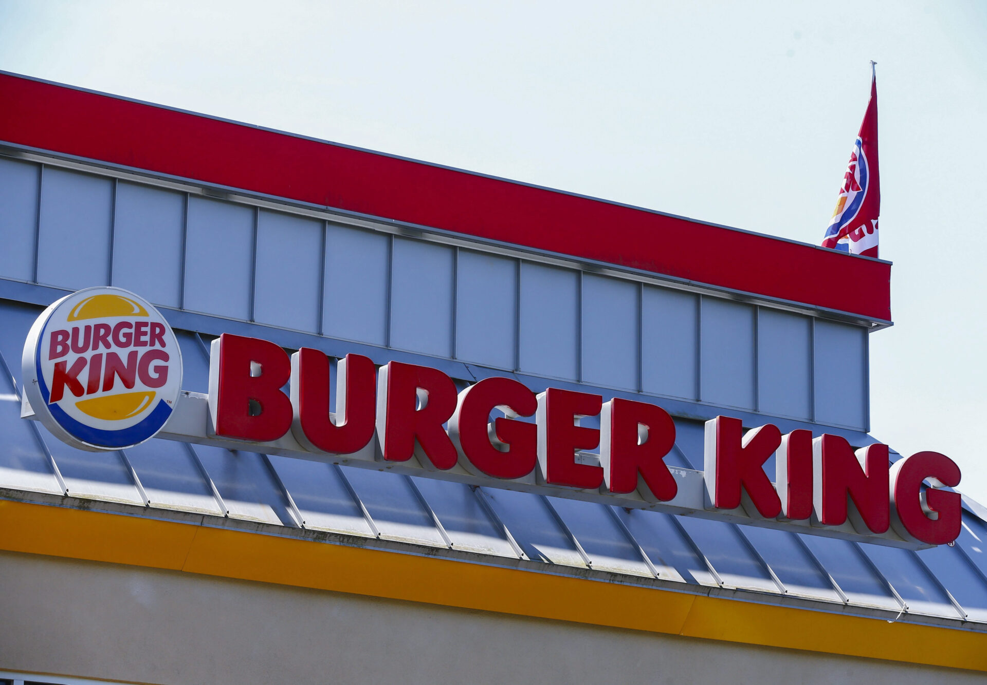 EU: hombre que resbaló en un Burger King gana demanda de 7.8 mdd
