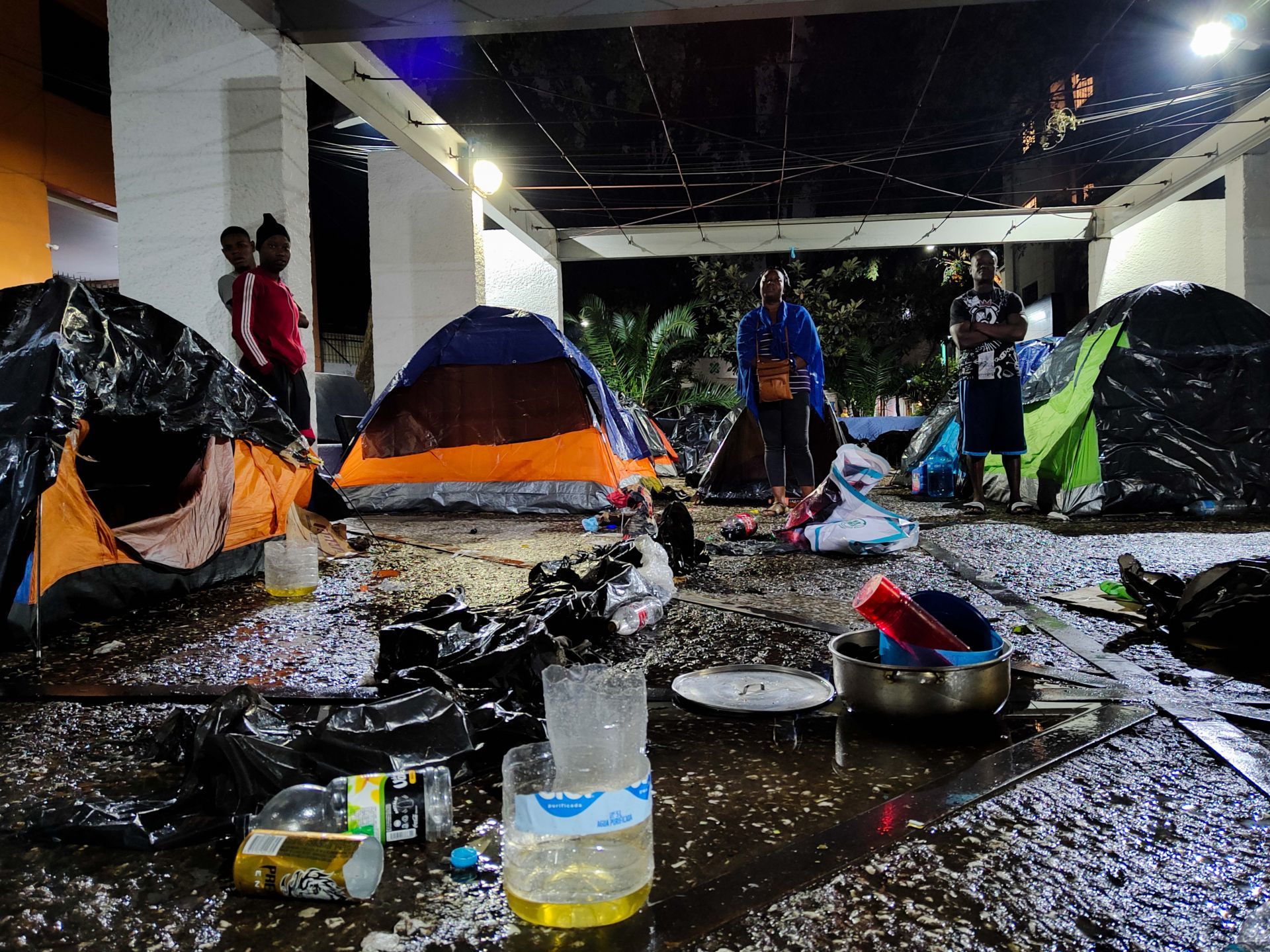 INM desaloja campamento migrante en la Plaza Giordano Bruno, en CDMX