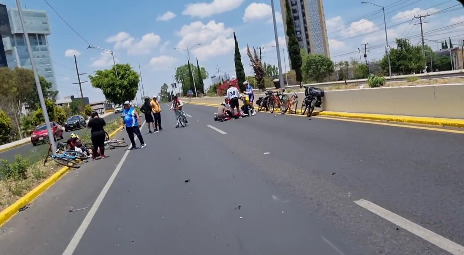 Conductor arrolla y mata a ciclista de 16 años en Puebla; protestan en la fiscalía