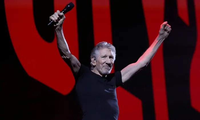 Policía de Berlín investiga a Roger Waters por uniforme estilo nazi durante concierto