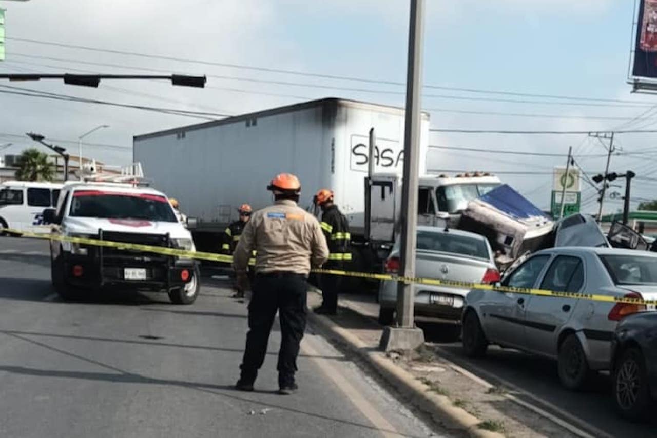 Accidente en Apodaca: Tráiler embiste autos y deja un muerto
