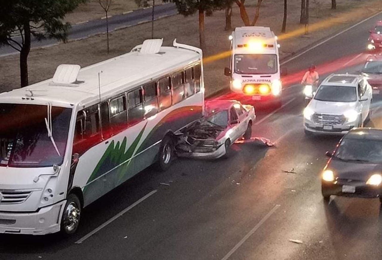 Accidente en la Zaragoza: Taxi se impacta con camión a la altura de Metro Tepalcates