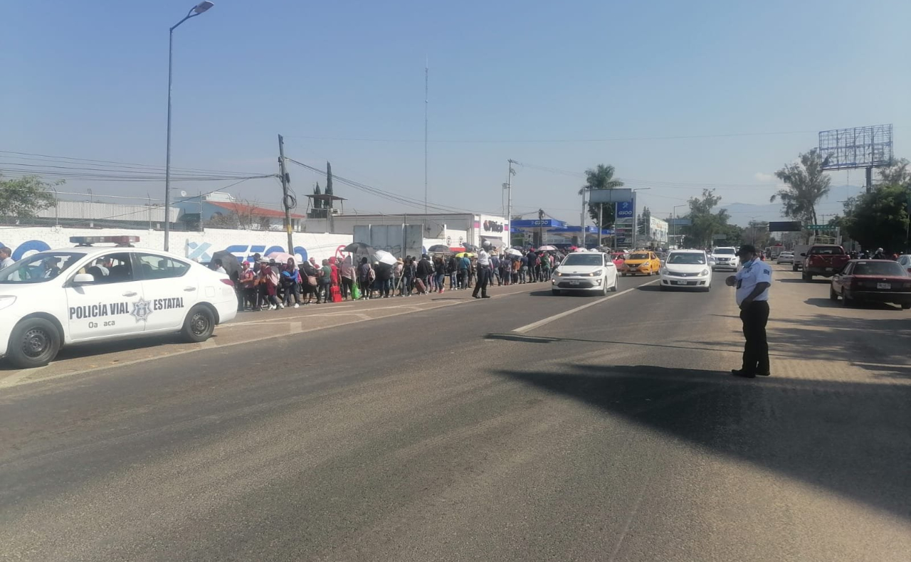 Integrantes de la CNTE bloquean accesos al Aeropuerto de Oaxaca y la terminal ADO