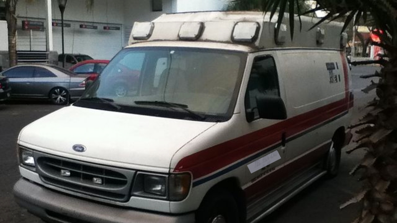 Mujer de la tercera edad muere tras caer de ambulancia privada en la CDMX