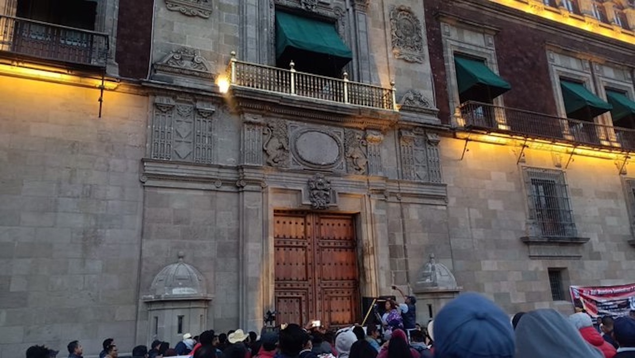La CNTE intenta irrumpir en Palacio Nacional y se enfrenta con policías