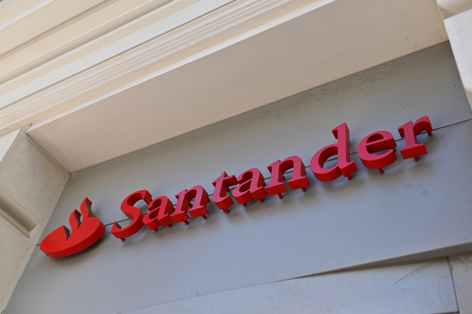 Juez rechaza petición del magnate Andrónico Luksic para imputar a Santander