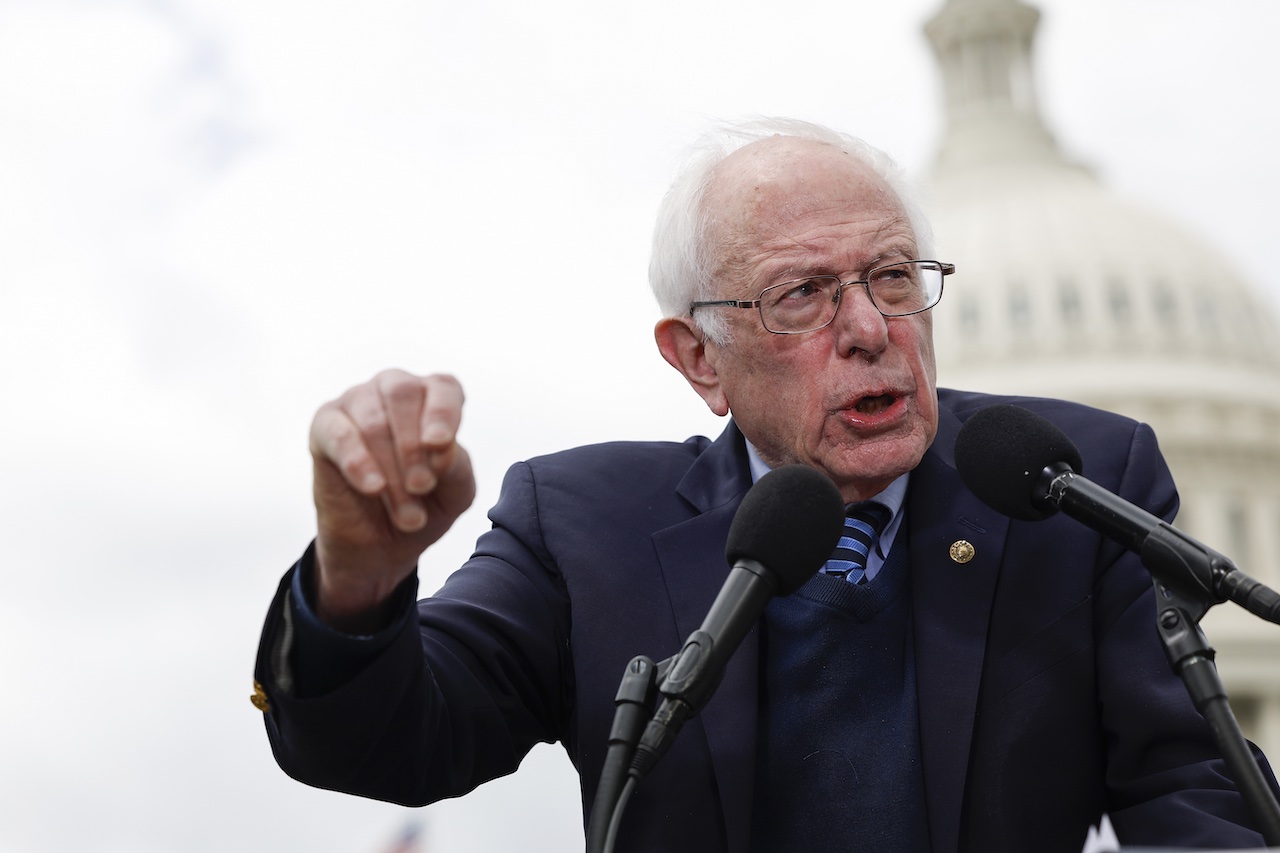 Bernie Sanders busca salario mínimo de 17 dólares por hora en EU