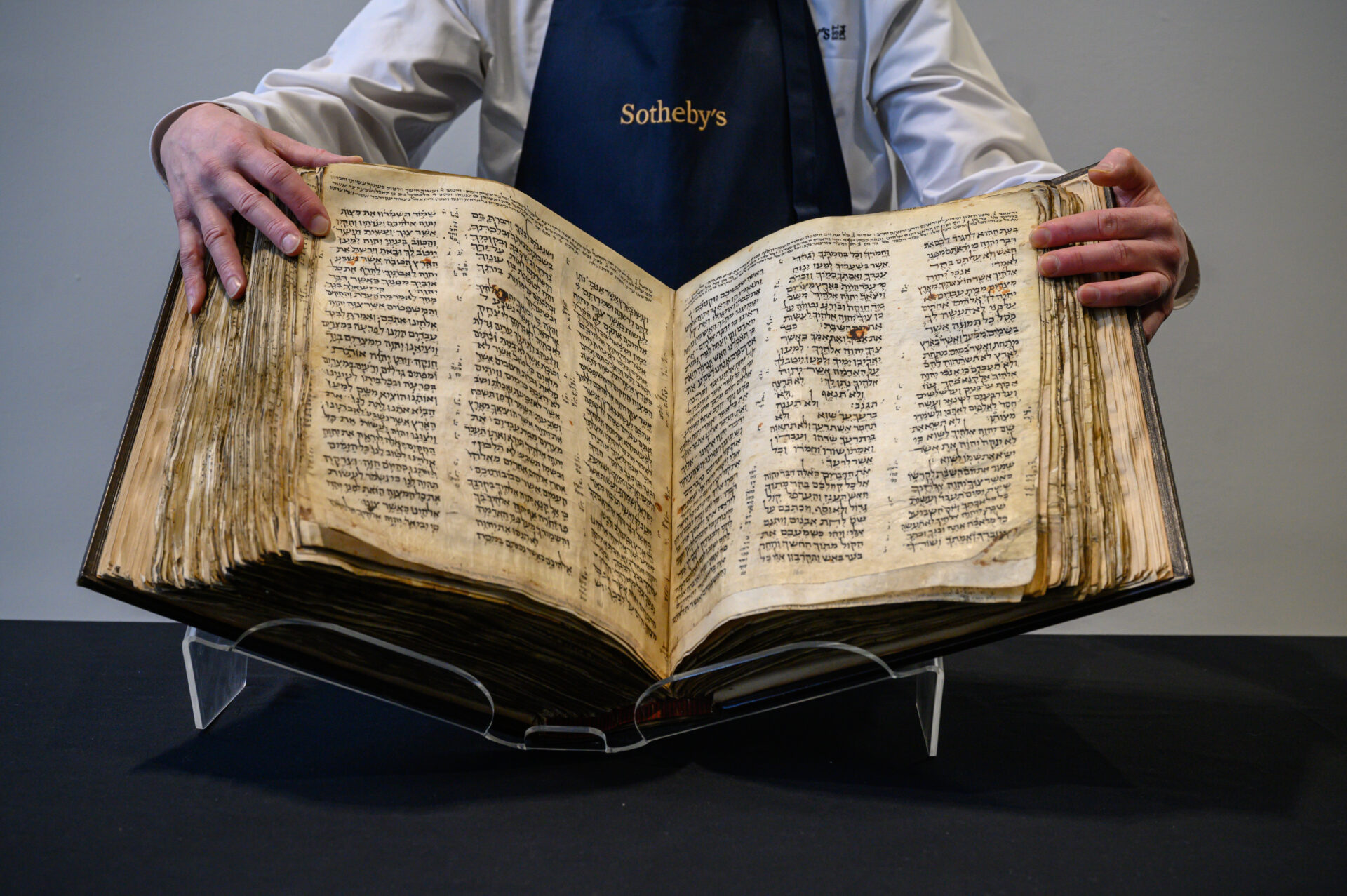Una biblia hebrea de hace más de mil años se subasta en 38.1 mdd