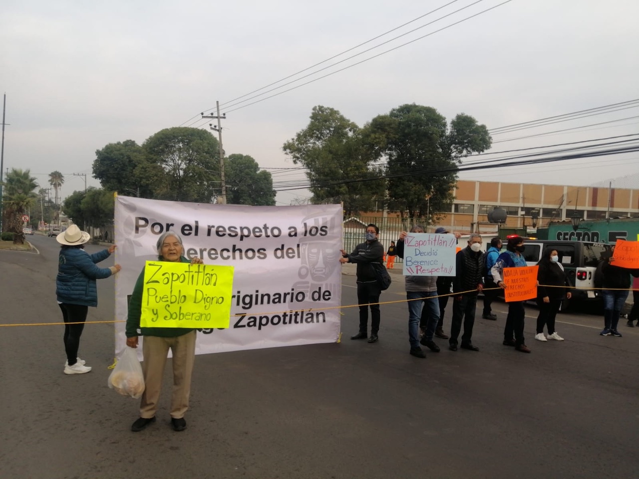 Representantes de pueblo bloquean avenida Tláhuac, CDMX