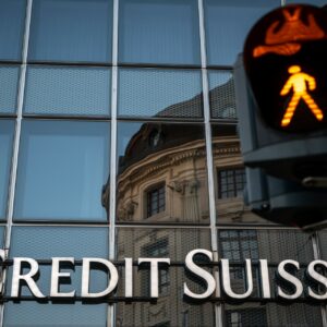 Credit Suisse vive salida masiva de empleados tras adquisición de UBS
