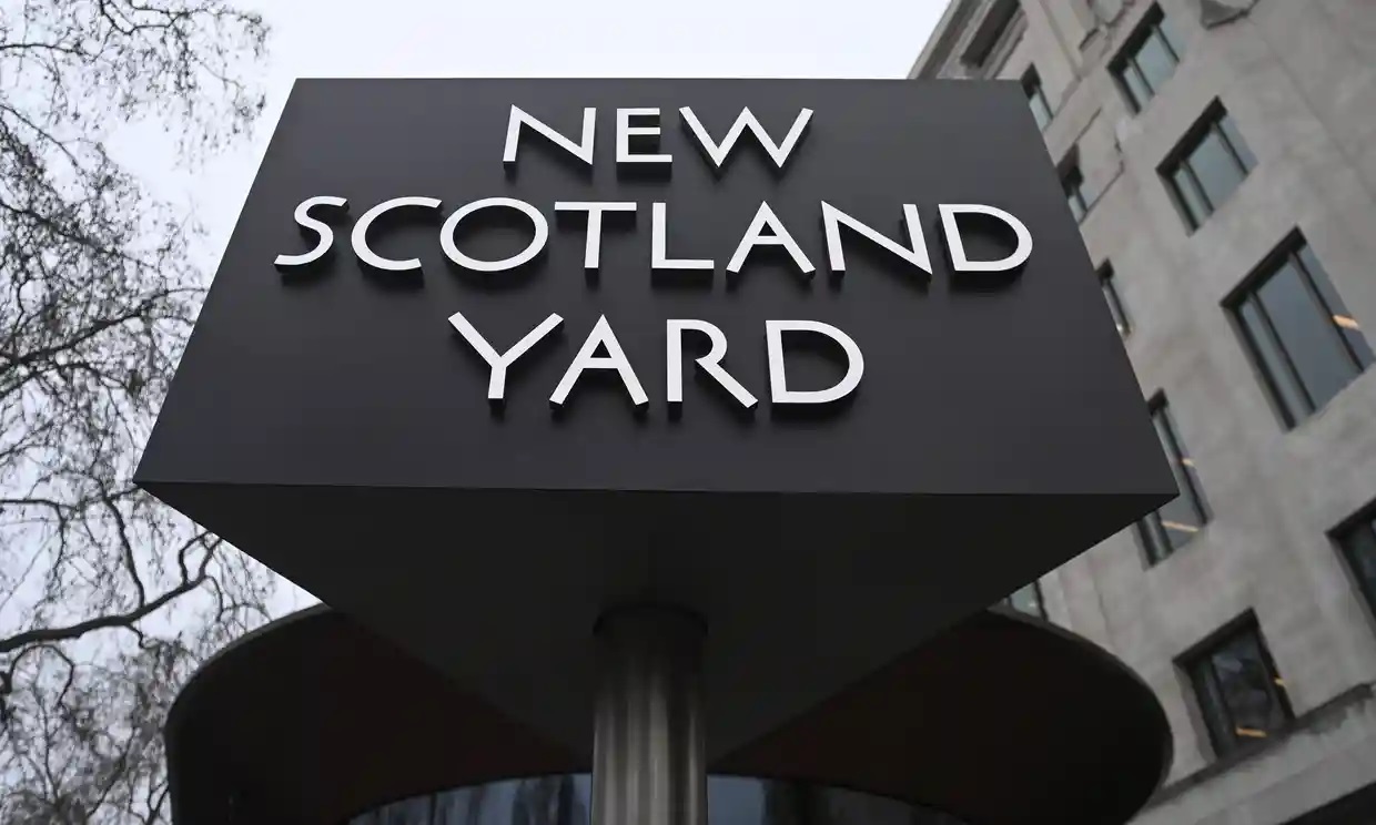 Despiden a agentes de la policía de Londres por golpear a un menor durante arresto