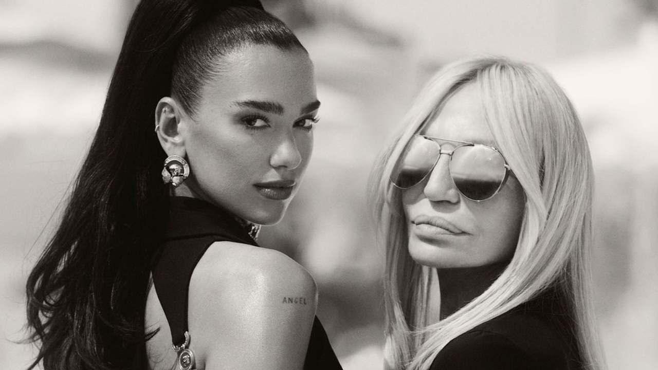 Dua Lipa y Versace presentan en Cannes su colección conjunta La Vacanza