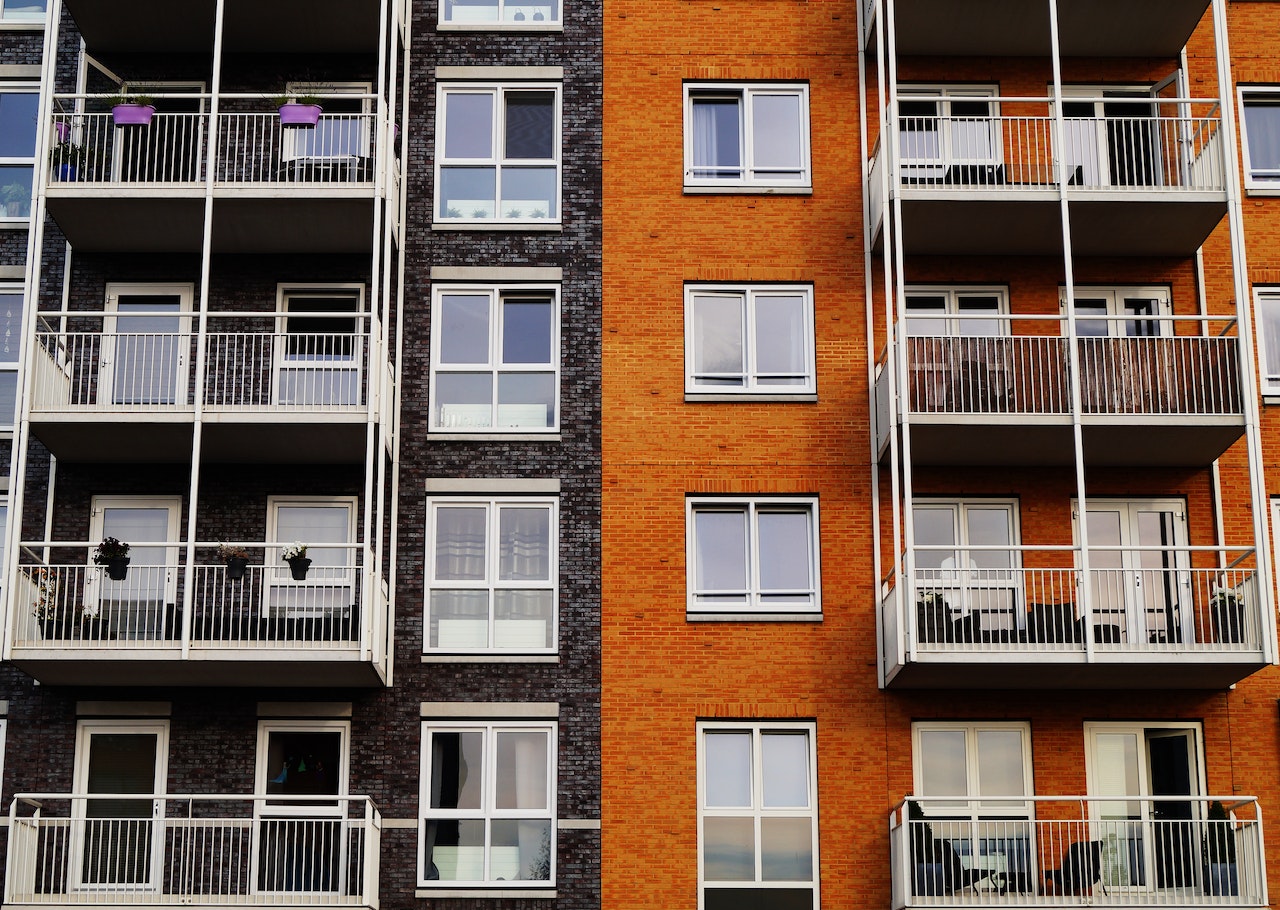 Una mala para los caseros: España avala ley que limita precio de rentas
