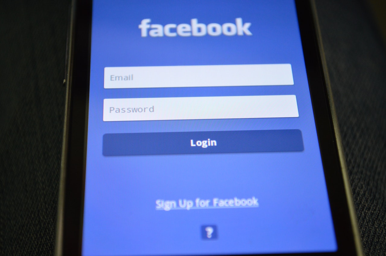 ¿Por qué Facebook restringe cuentas por dar likes? Esto sabemos 