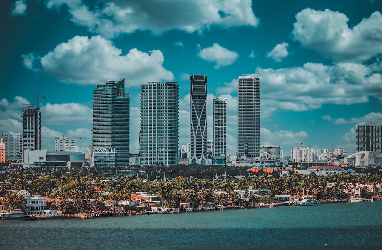 Florida restringe compra de vivienda a cubanos, venezolanos, rusos…