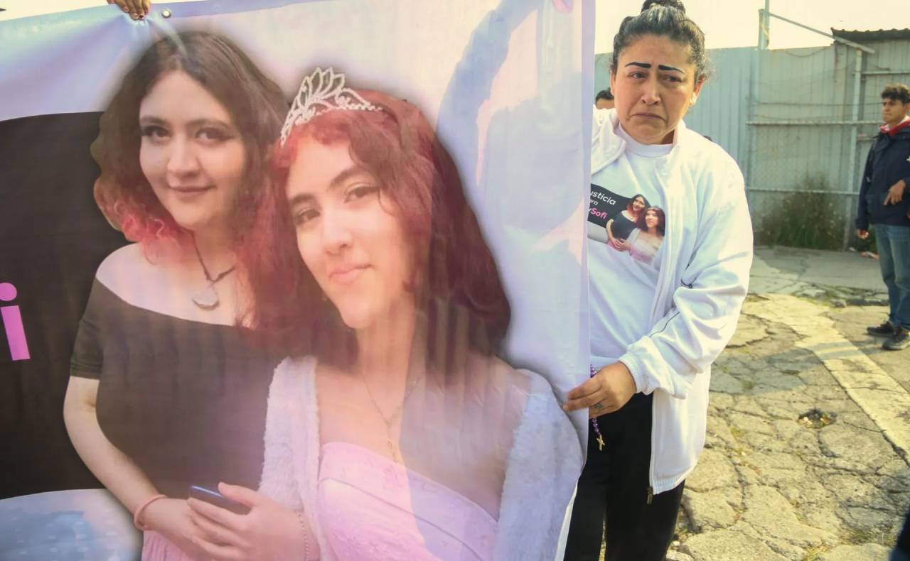Madre de hermanas que murieron al caer a una coladera presenta demanda contra el Estado