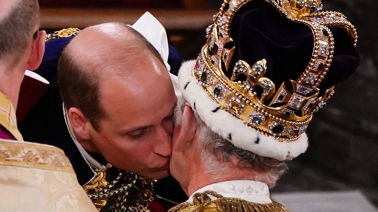 El príncipe de Gales se arrodilla ante su padre y le jura lealtad; ‘Gracias Guillermo’, le dice el rey Carlos III