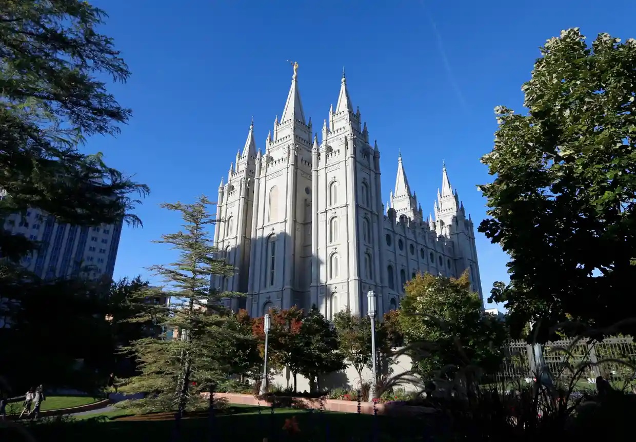 Iglesia mormona tiene ‘fondo clandestino’ de 100 mil millones de dólares, dice denunciante