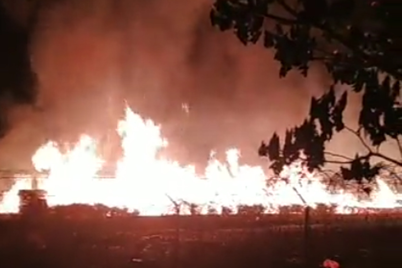 Incendio consume fábrica en Culiacán, Sinaloa; evacuan a cientos