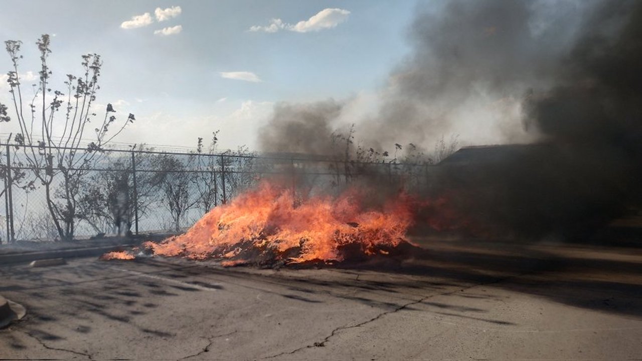 Incendio en Zapopan: Pastizal cercano al Estadio Akron es consumido por el fuego