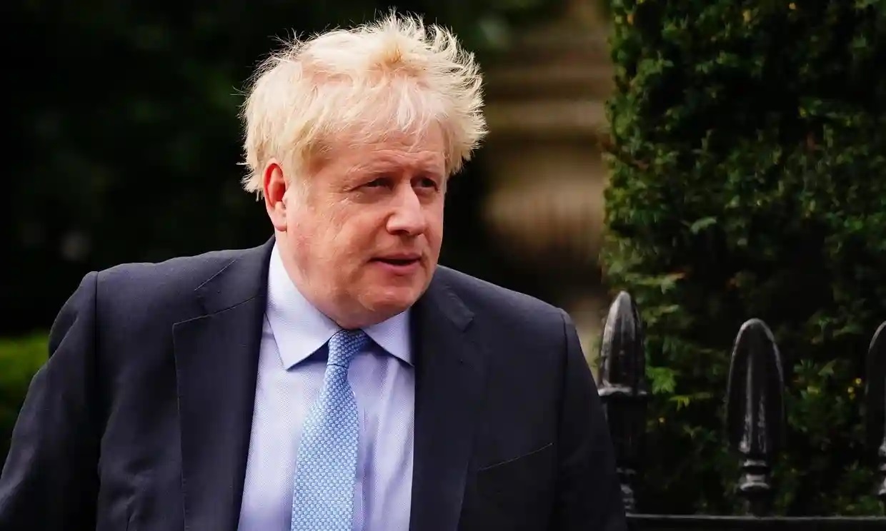 Amagan con acciones legales por no divulgar chats de Boris Johnson sobre Covid-19