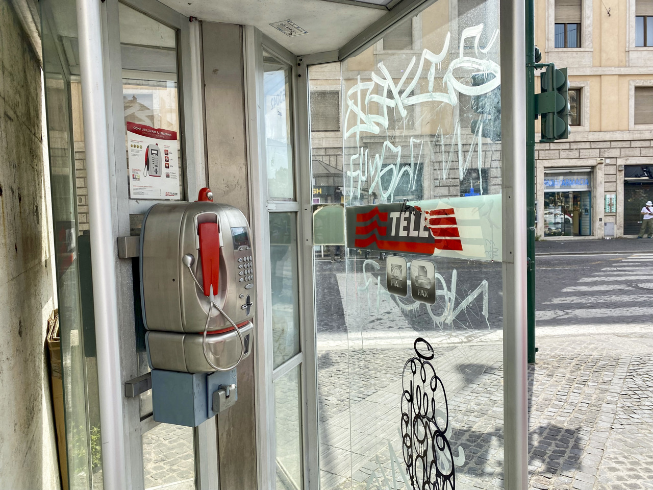 Italia cuelga y le dice adiós a las cabinas telefónicas callejeras
