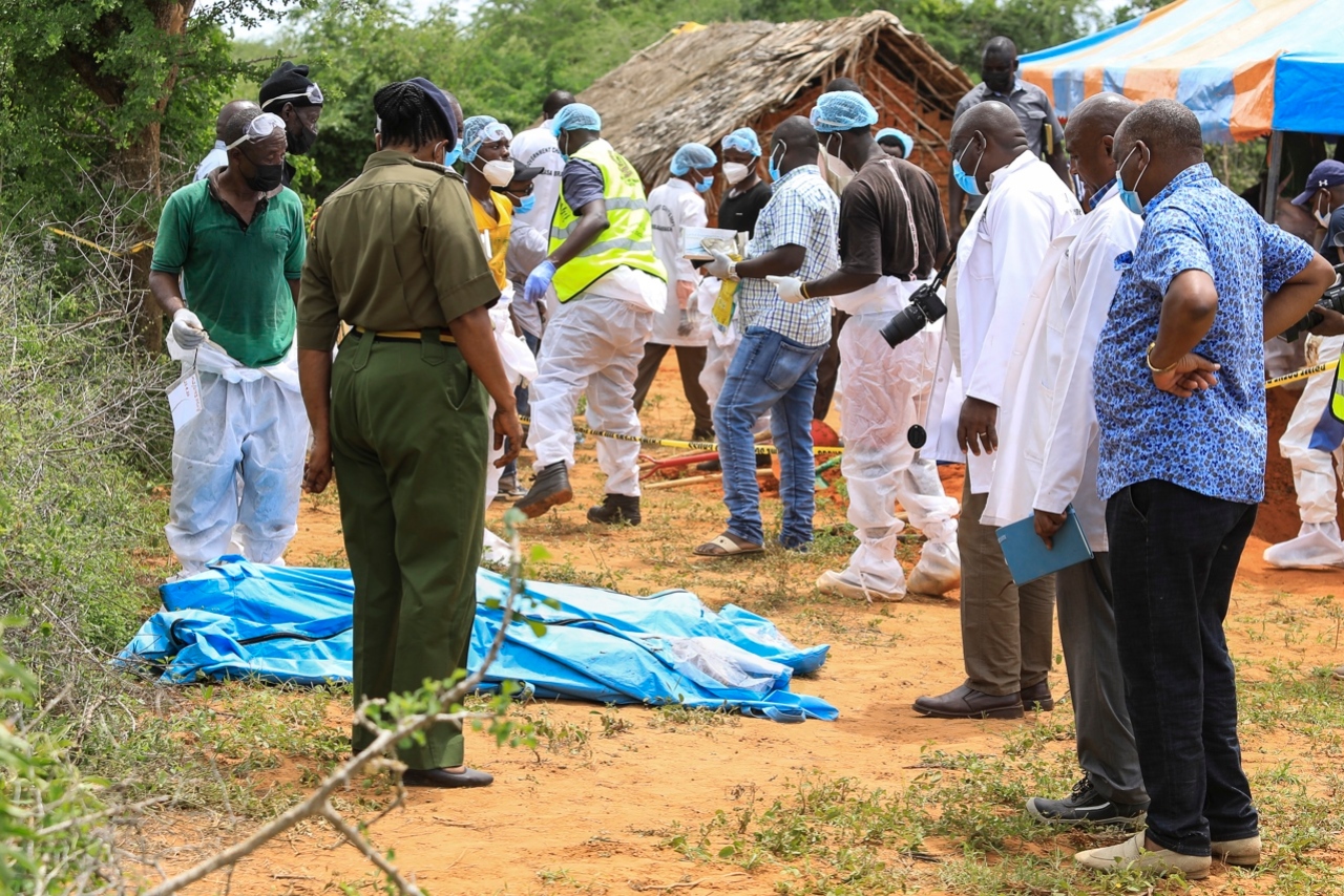Muertes de miembros de secta se elevan 211 en Kenia tras exhumaciones