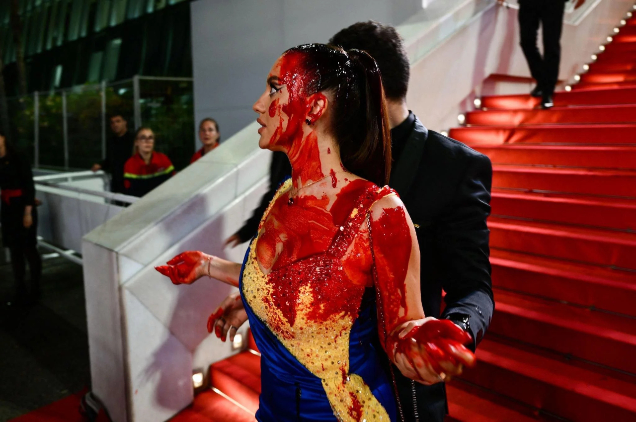 Cannes 2023: Activista protesta en contra de la invasión a Ucrania y se cubre de sangre falsa