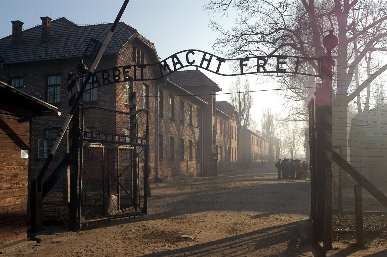 Polémica en Auschwitz: colocan un puesto de helados en la puerta del campo de concentración nazi
