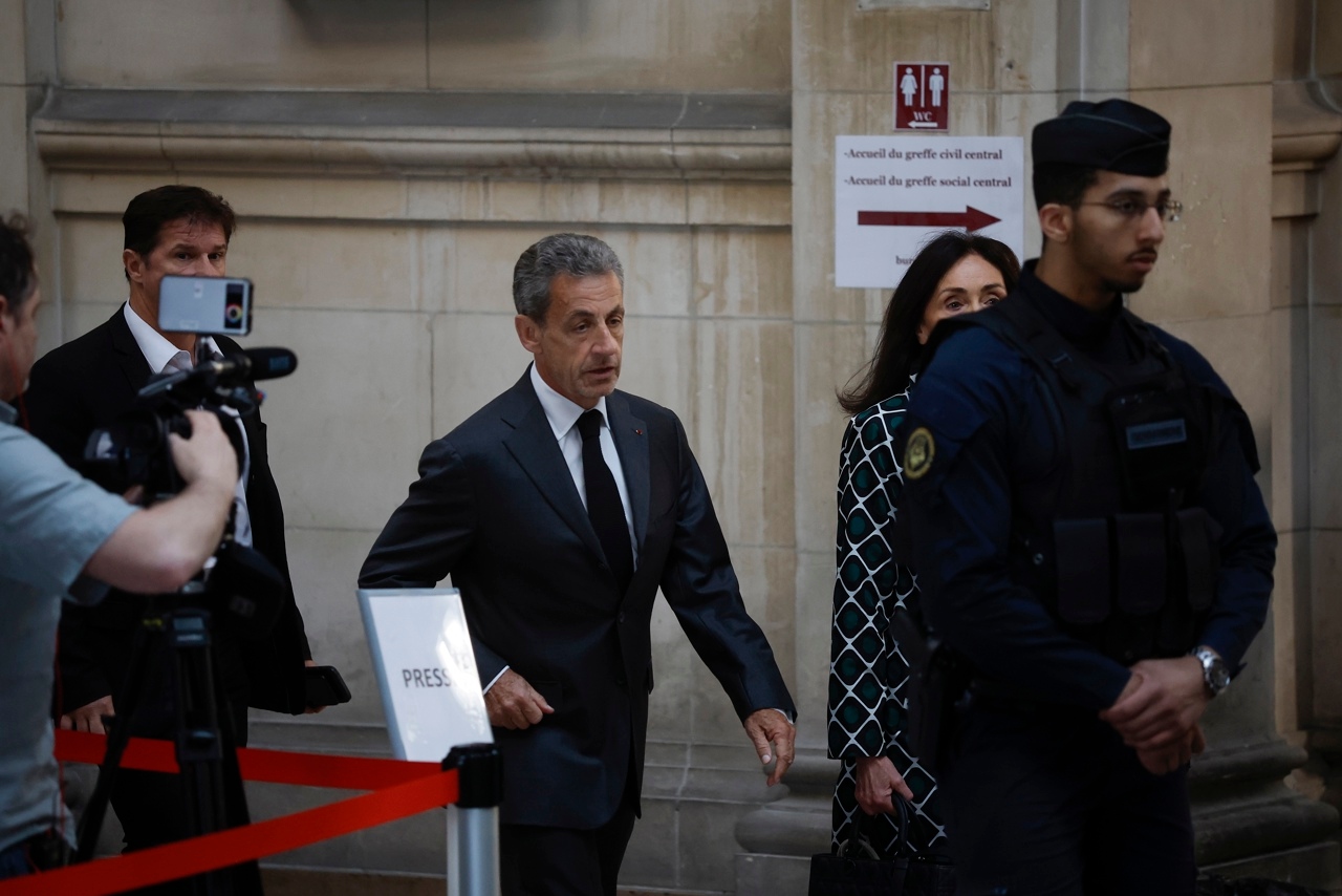 Tribunal confirma sentencia a Sarkozy por corrupción, pero no irá a prisión