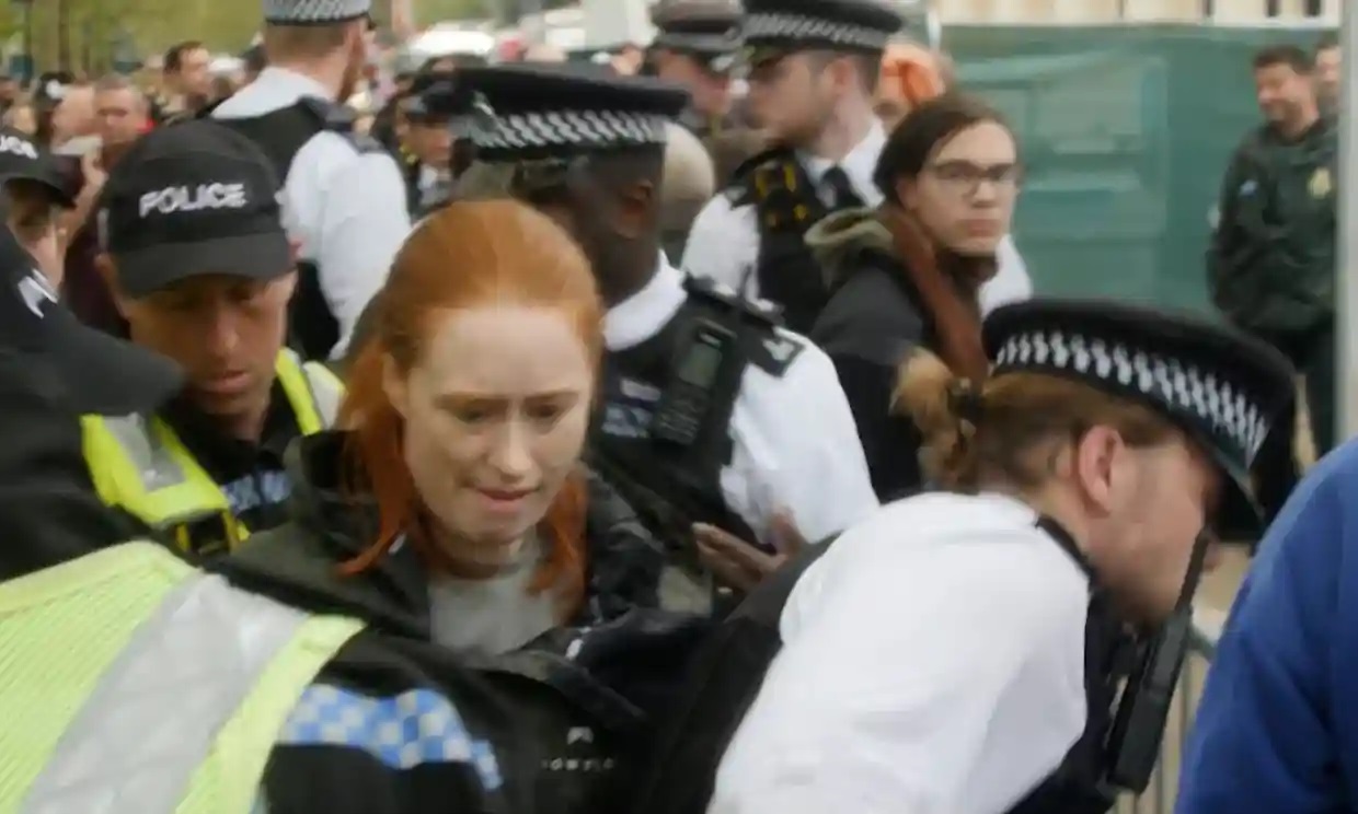 La policía se disculpa tras detener a una fanática de la realeza durante la coronación