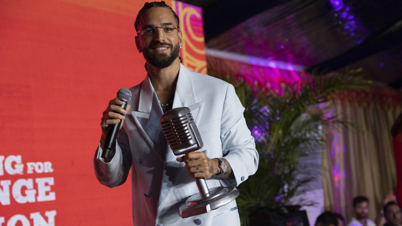 Maluma recibe el Premio Impacto 2023 por usar la música para un cambio positivo en la juventud