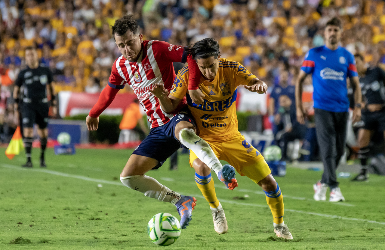 Tigres y Chivas empatan 0-0 en una brumosa final de ida