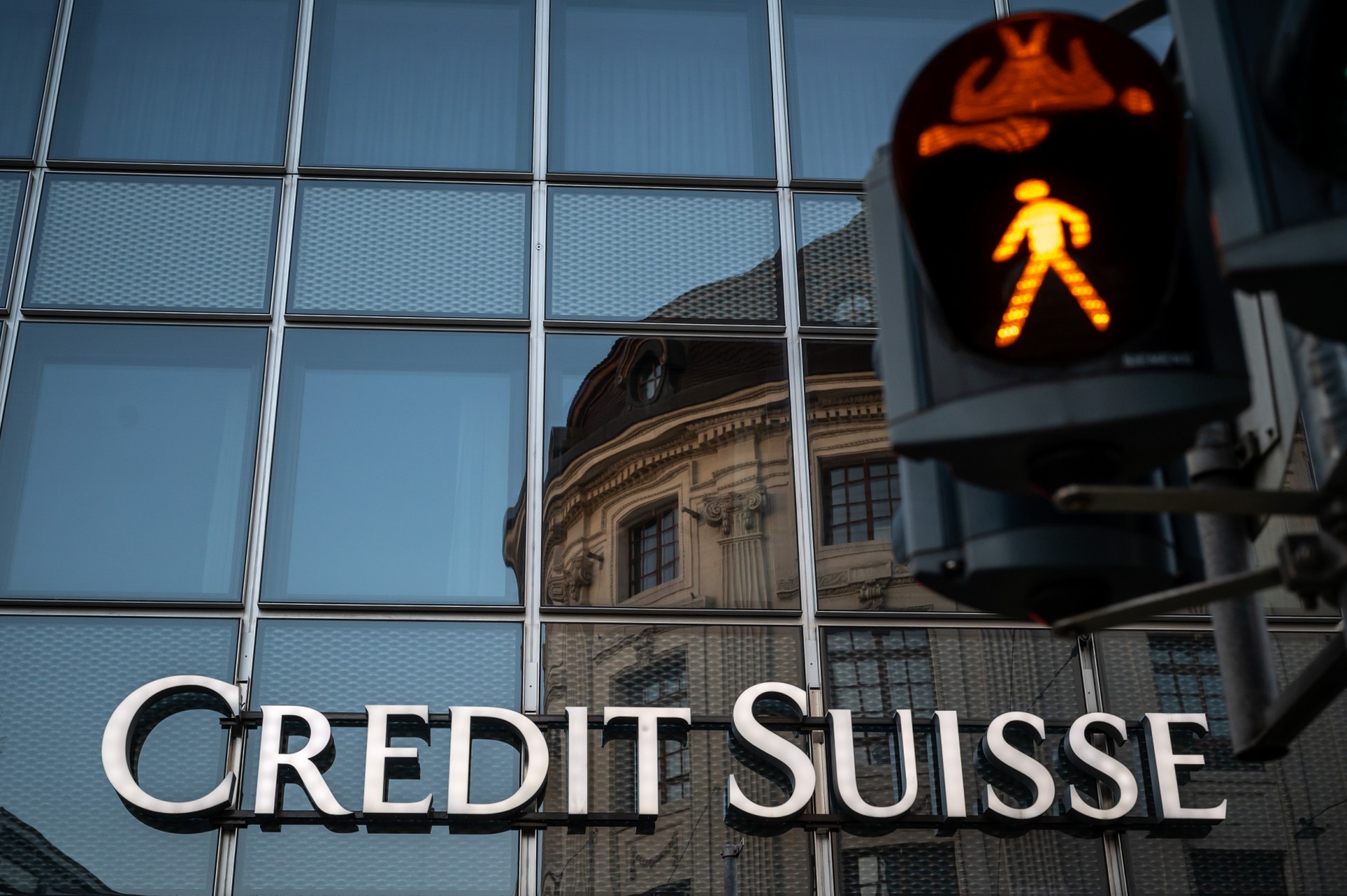 UBS pide investigación completa tras caída de Credit Suisse