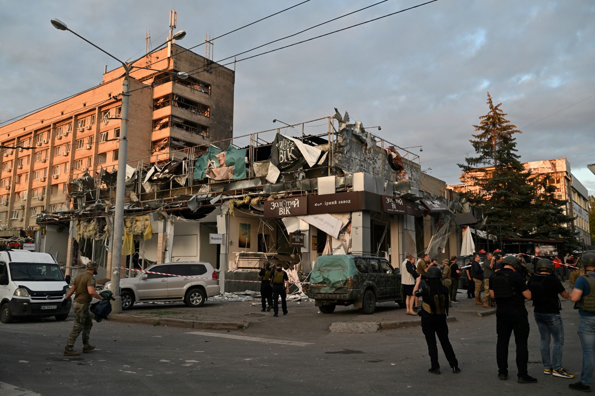 Ataque ruso deja tres muertos y 42 heridos en restaurante de Ucrania