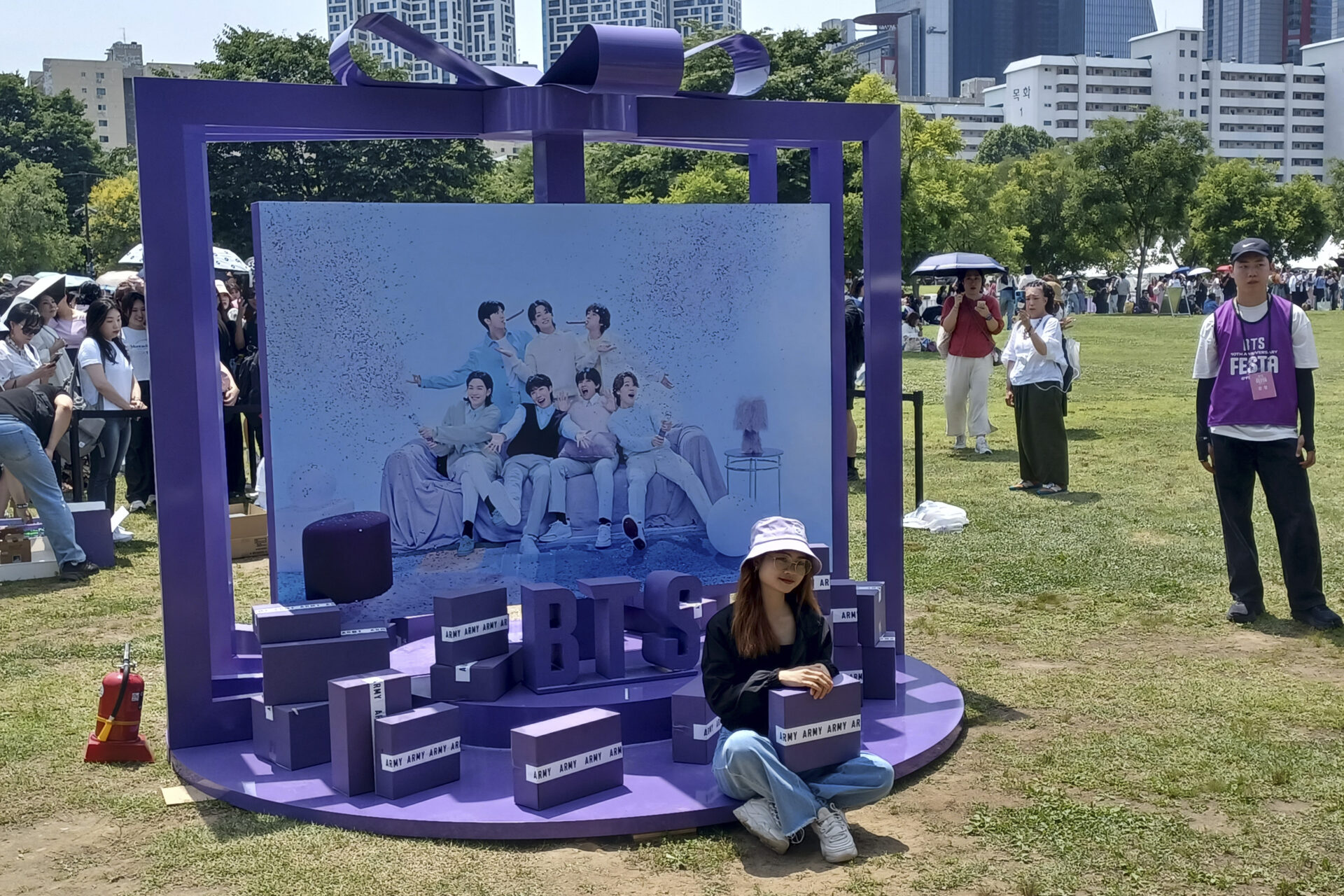 Fans tiñen de morado Seúl para celebrar el décimo aniversario de BTS