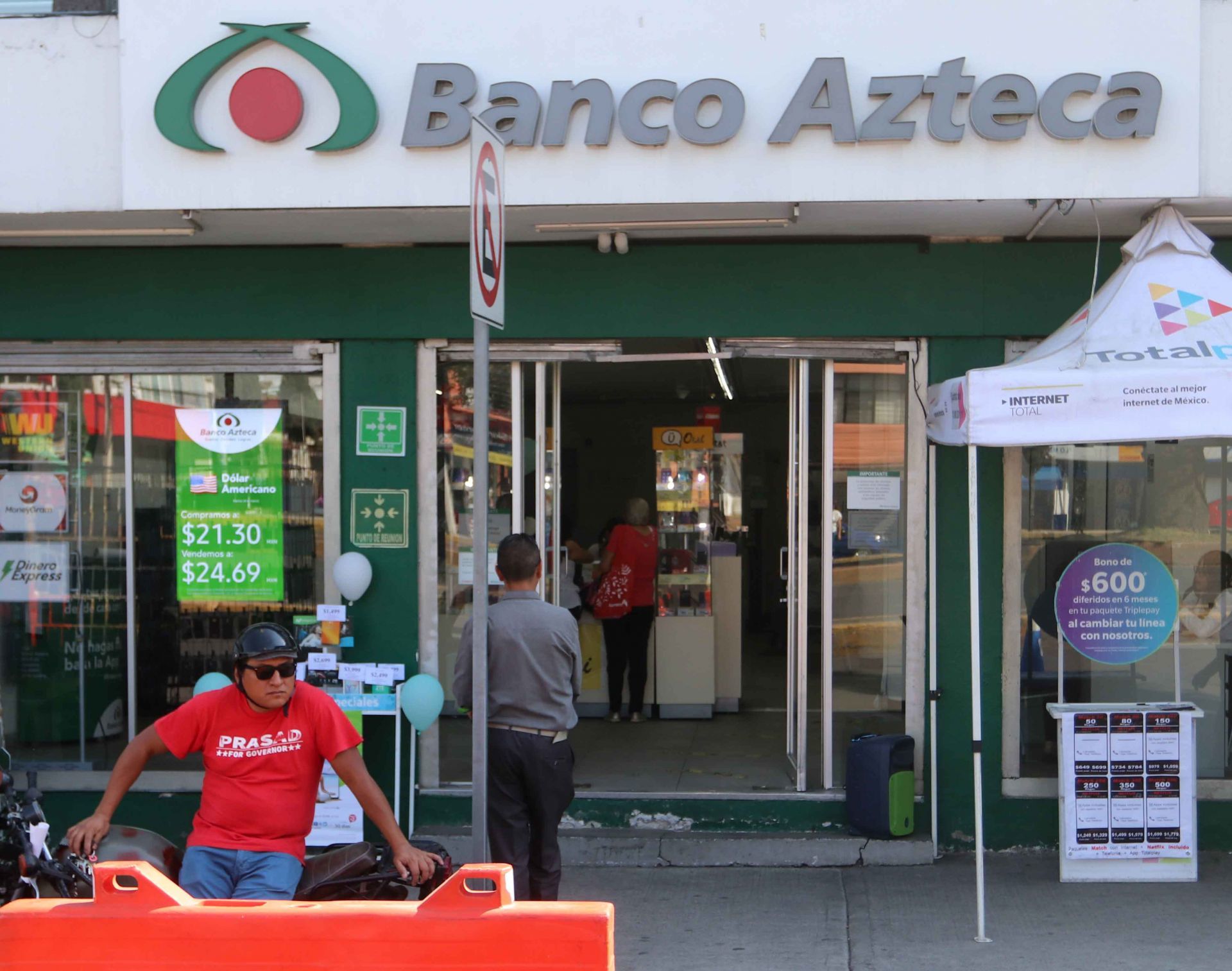 Sujetos defraudaban a clientes de Banco Azteca; son detenidos en CDMX