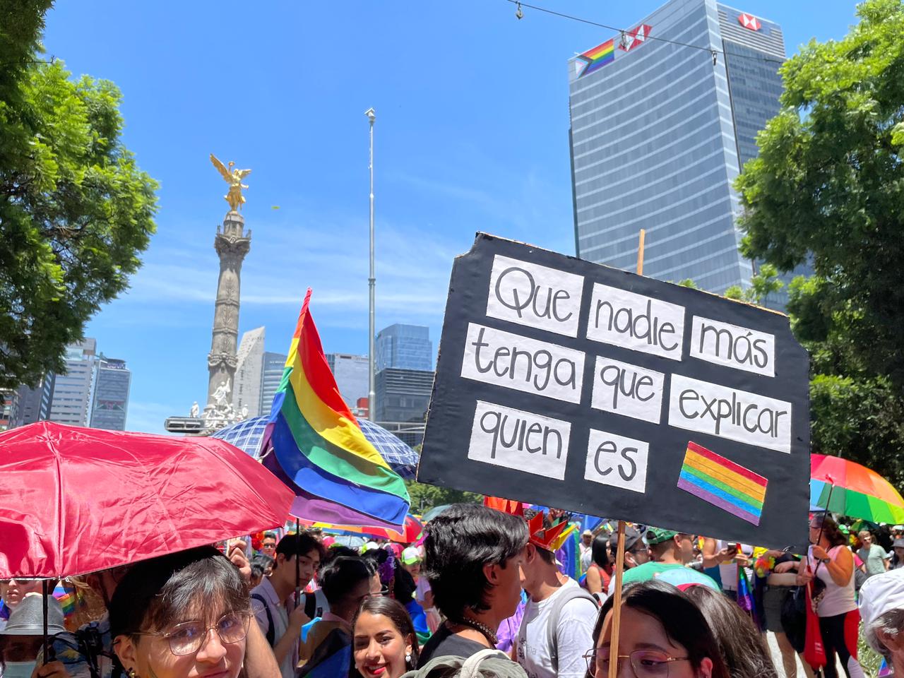 ‘Amor es amor’: marcha del orgullo LGBT+ en CDMX exige derechos