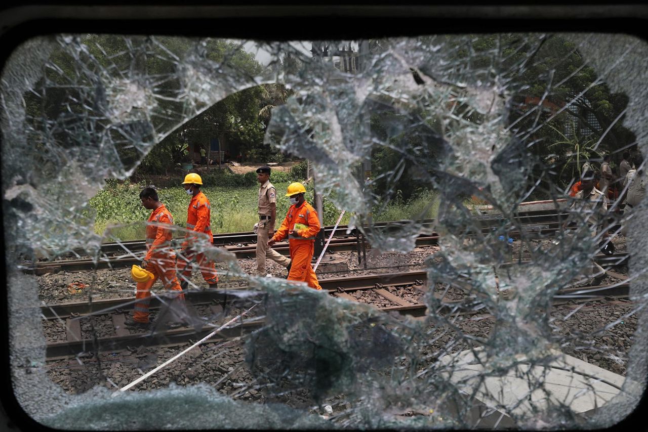 Sube a 288 la cifra de muertos tras choque de trenes en la India