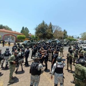 Elementos de la Guardia Nacional se enfrentan a manifestantes en Peribán, Michoacán