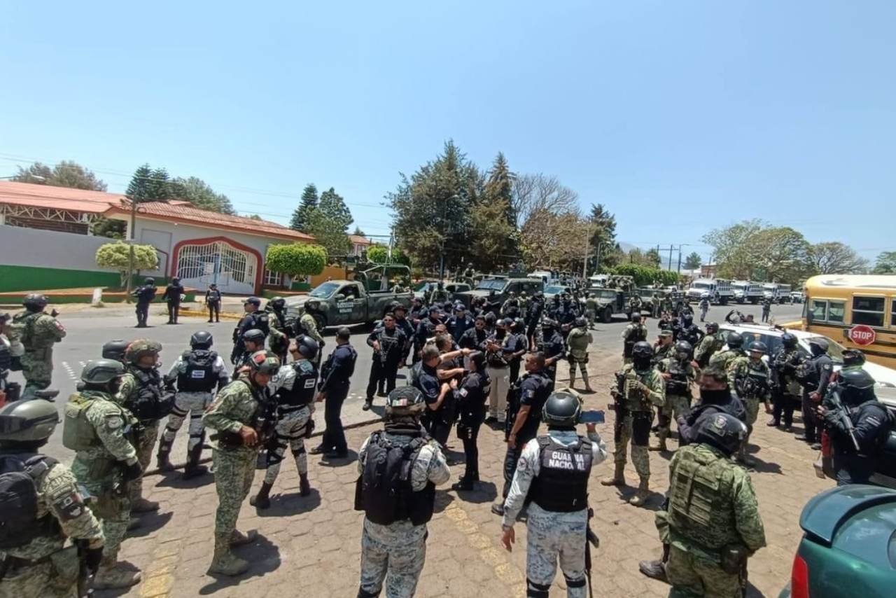 Elementos de la Guardia Nacional se enfrentan a manifestantes en Peribán, Michoacán