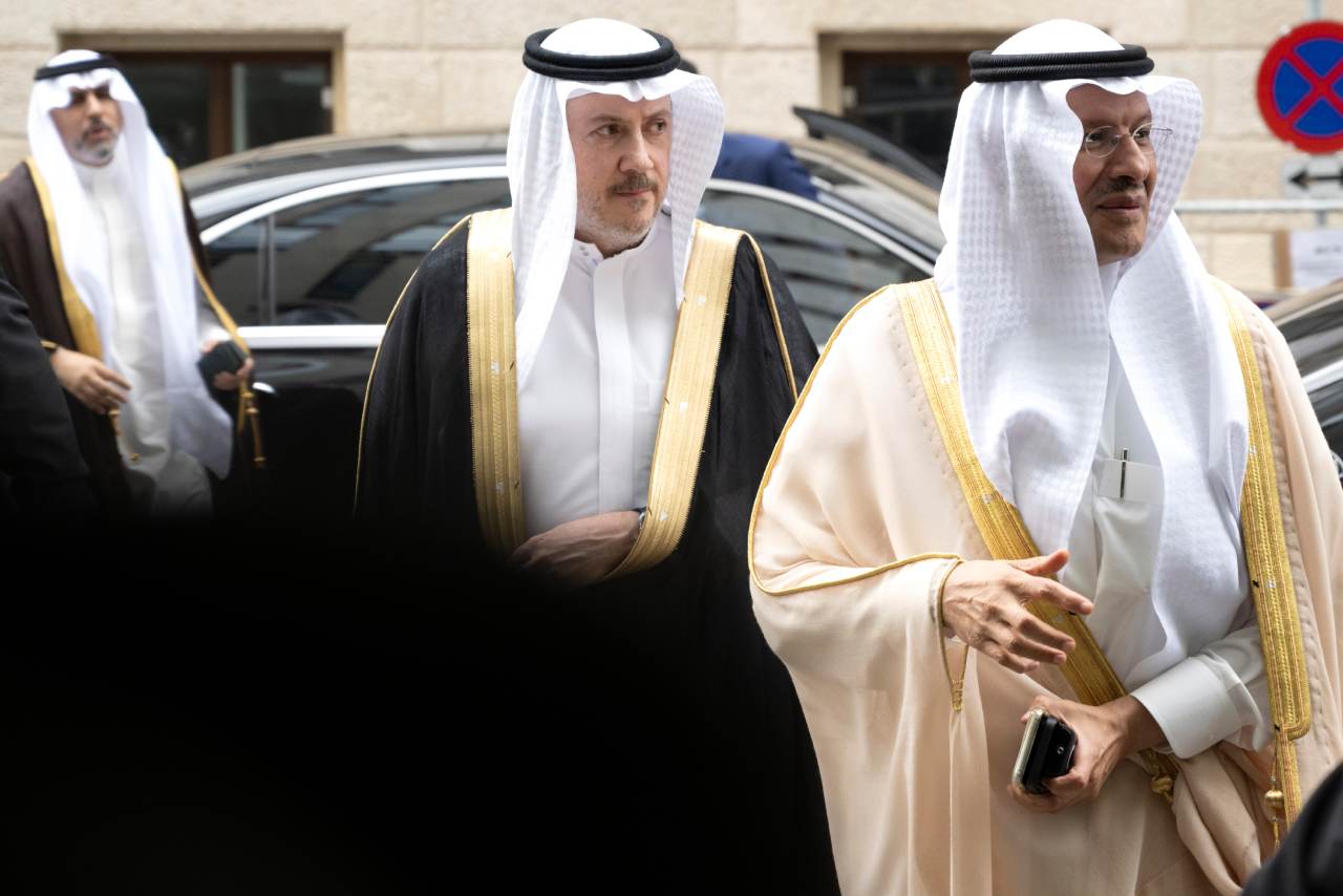 Arabia Saudita acuerda recortar su producción de crudo para elevar el precio