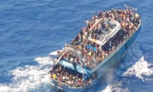 Al menos 350 paquistaníes viajaban en el navío que naufragó en Grecia