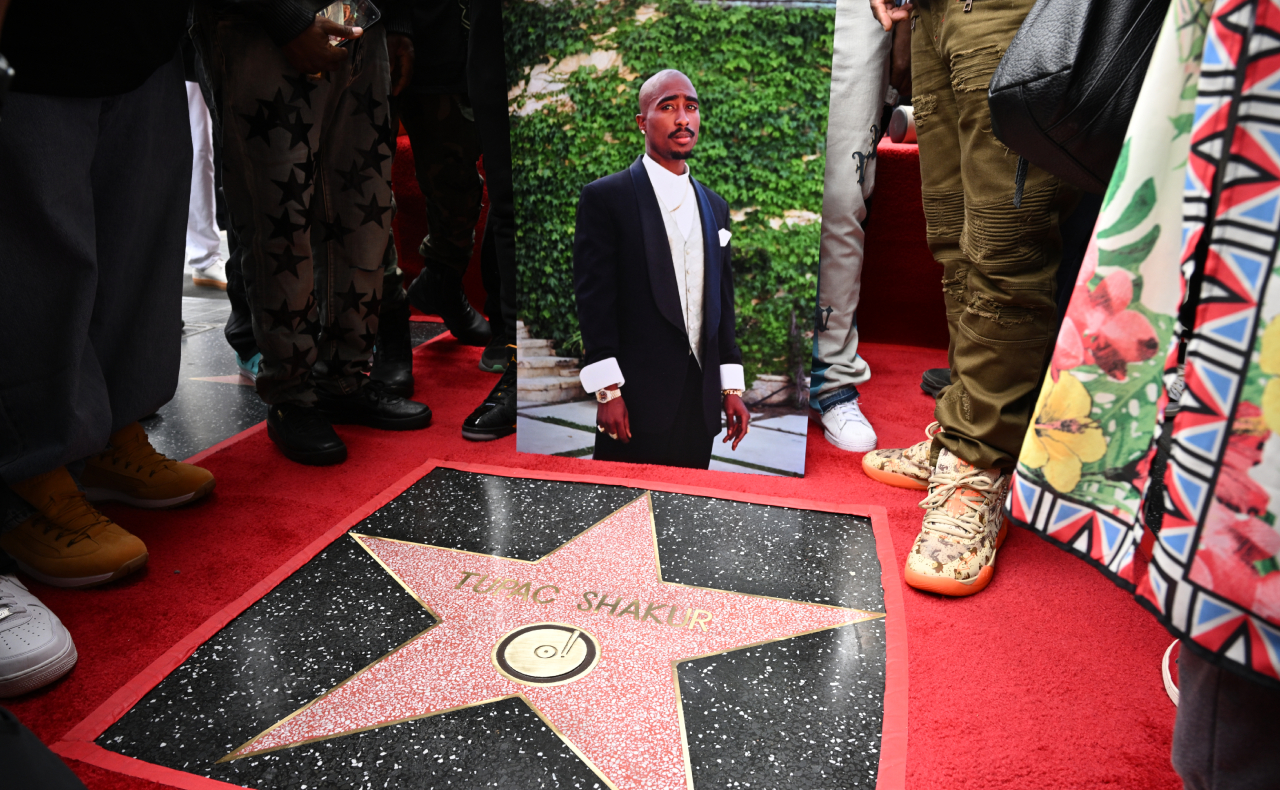 El rapero Tupac Shakur es honrado con estrella póstuma en el Paseo de la Fama