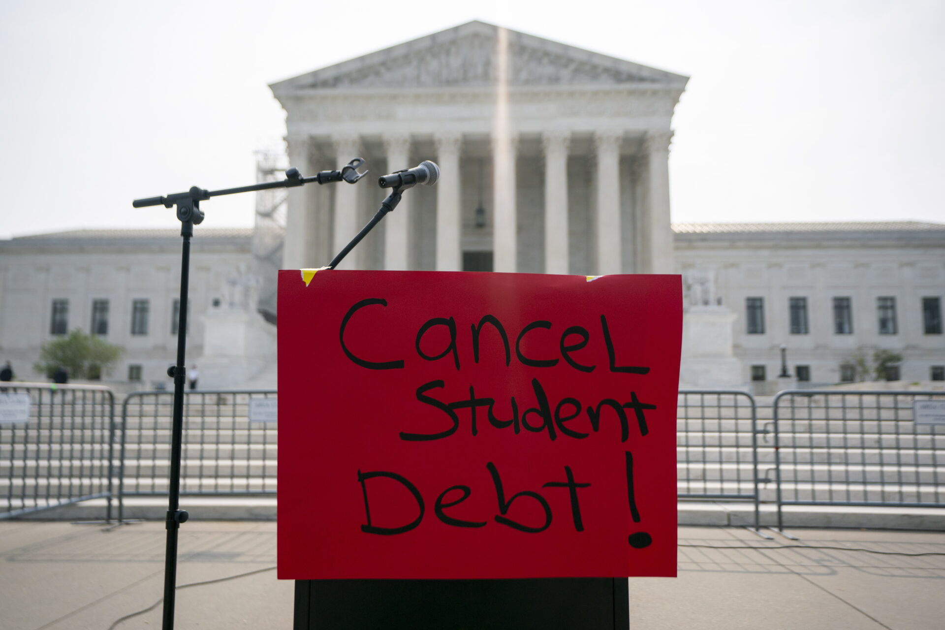 Supremo de EU pone fin al plan de Biden para cancelar deuda de universitarios