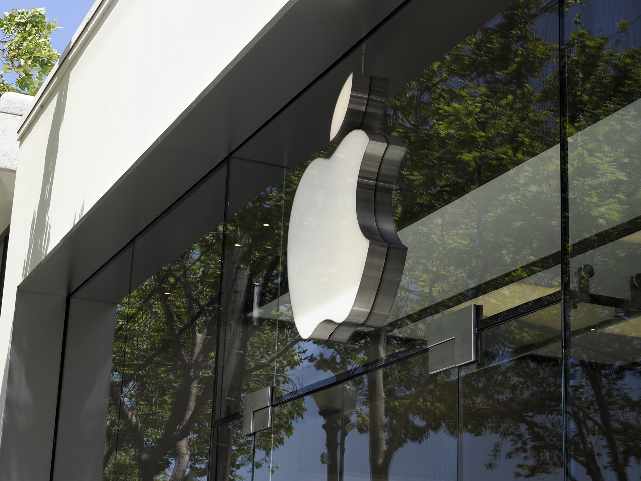 Acciones de Apple logran récord: tocan los 3 billones de dólares