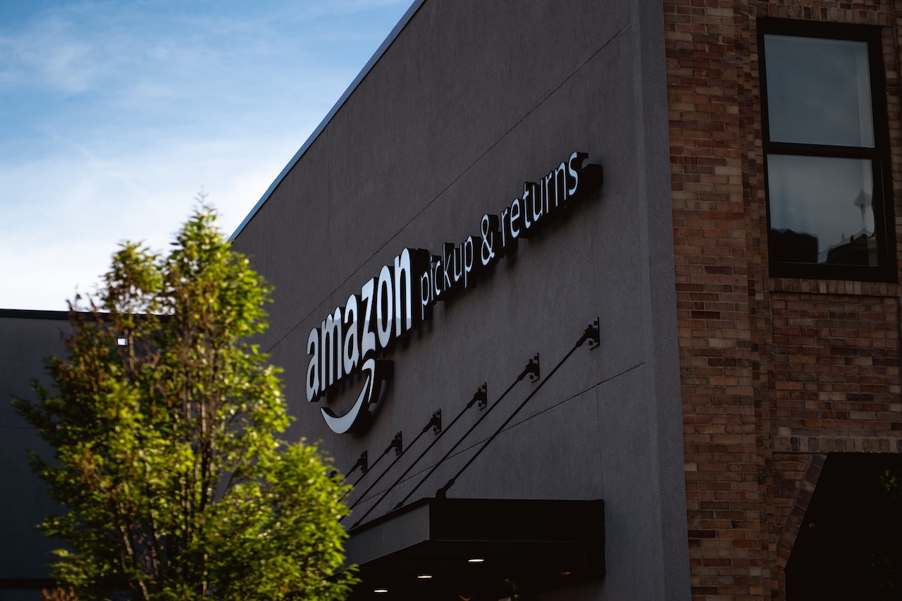 EU demanda a Amazon por engañar a clientes con su servicio Prime