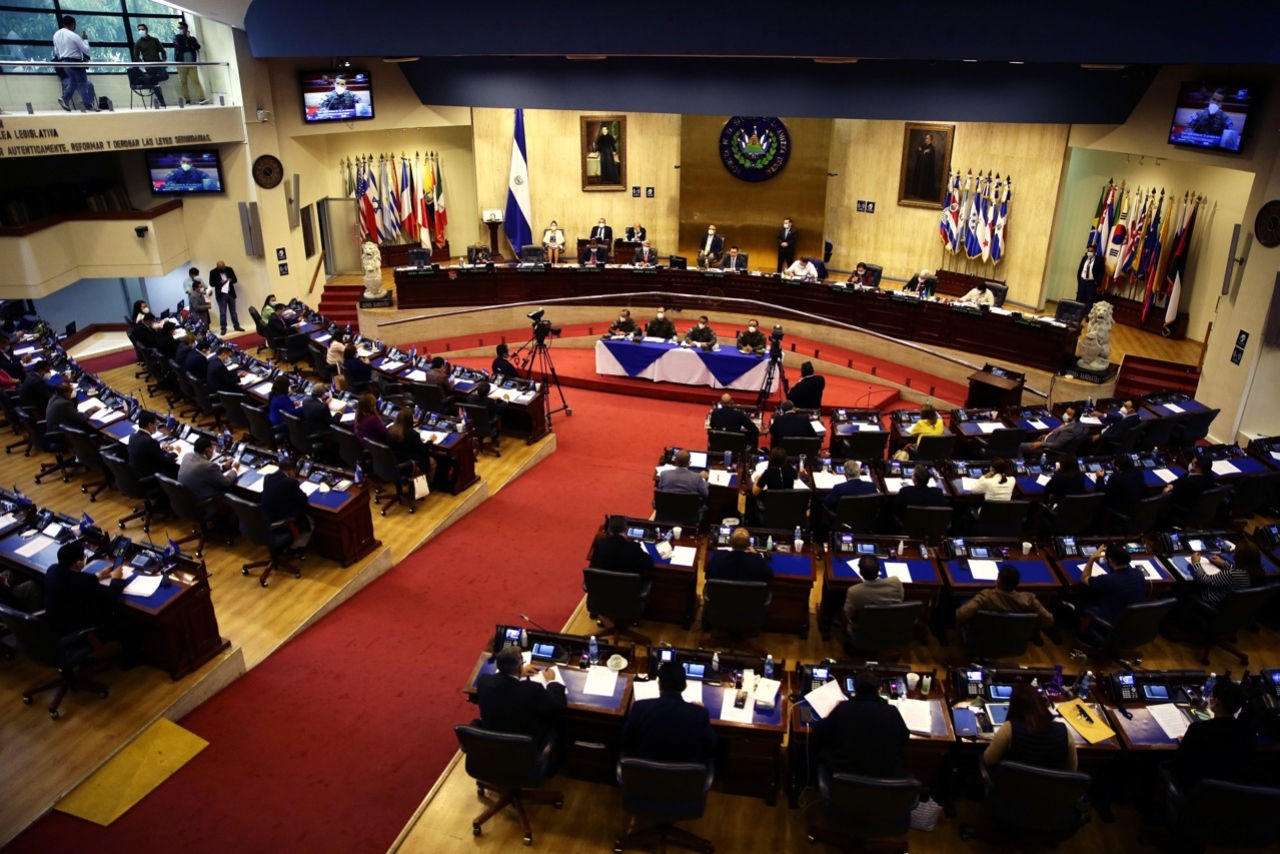 El Salvador amplía suspensión de derechos para detenidos y reduce municipios